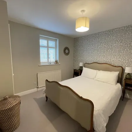 Secluded Garden Sanctuary In Charming Clifton Village *