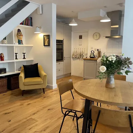 Secluded Garden Sanctuary In Charming Clifton Village