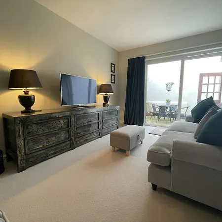 Secluded Garden Sanctuary In Charming Clifton Village *